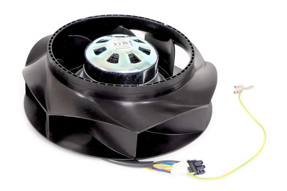Schwarzer Ventilator mit zentralem Motor und zwei Kabeln, hergestellt von Fränkische. Geeignet für den Einsatz in verschiedenen Anwendungen, einschließlich Belüftungssystemen.